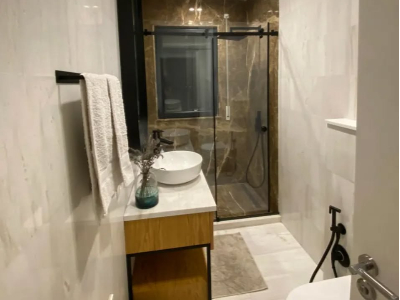 Tualet shtepie i shtruar me mermer Dark Emperador dhe Thassos Tualet shtepie i shtruar me mermer Dark Emperador dhe Thassos